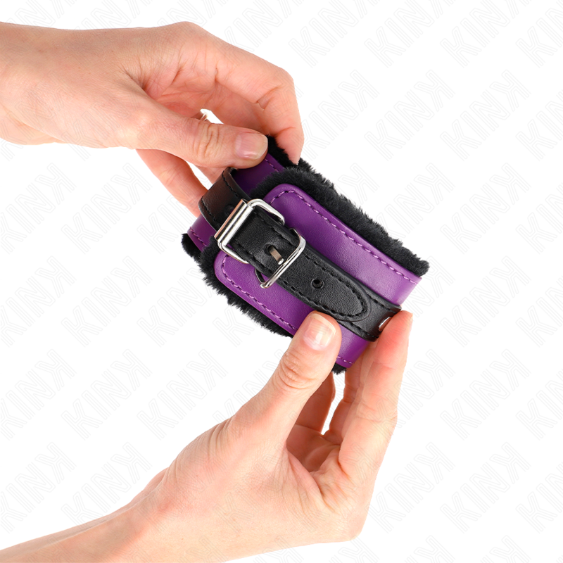 KINK - ATTACHES DE POIGNET DOUBLÉES DE FOURRURE DE QUALITÉ SUPÉRIEURE NOIRES AVEC CEINTURE VIOLET/NOIRE RÉGLABLE 17-29 CM X 6 CM